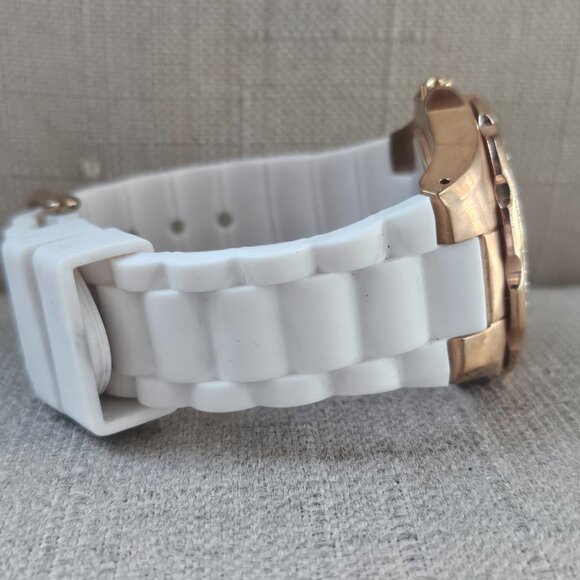 Invicta Angel Ladies Wristwatch Gold Tone Bezel Crystal Accent Watch Read desc - Picture 8 of 12